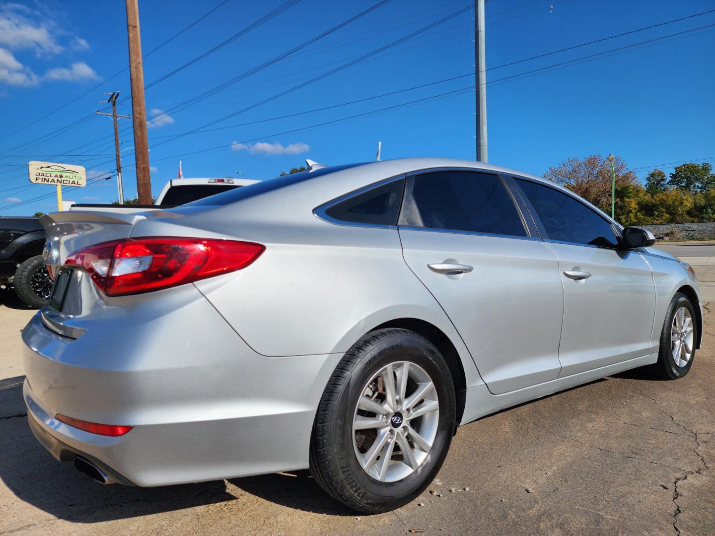 2016 SILVER /GRAY Hyundai Sonata SE (5NPE24AF1GH) with an 2.4L L4 DOHC 16V engine, 7A transmission, located at 2660 S.Garland Avenue, Garland, TX, 75041, (469) 298-3118, 32.885551, -96.655602 - Welcome to DallasAutos4Less, one of the Premier BUY HERE PAY HERE Dealers in the North Dallas Area. We specialize in financing to people with NO CREDIT or BAD CREDIT. We need proof of income, proof of residence, and a ID. Come buy your new car from us today!! This is a Very clean 2016 HYUNDAI SON - Photo#3